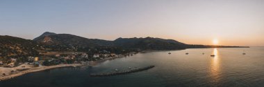 Katelios köyünün Sunrise, Kefalonia, İyon Denizi, Yunanistan 'daki sahil ve limanının panoramik manzarası