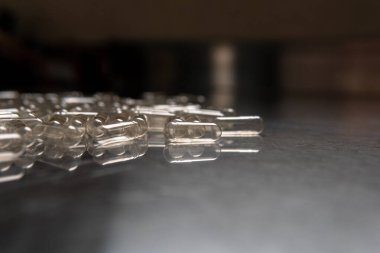 Kapsül dolum makinesi. Beslenme takviyeleri için şeffaf kapsüller.