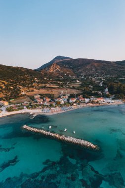 Güneş doğarken Katelios köyü limanı ve sahili havadan, Kefalonia, İyon Denizi, Yunanistan