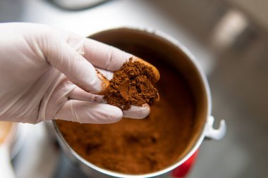 Pudralanmış Chaga mantar tozu. Çay demlemek için mantar mantarı.