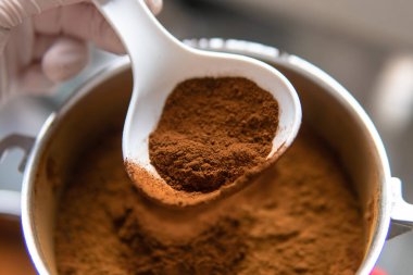 Pudralanmış Chaga mantar tozu. Çay yapmak için tıbbi mantar mantarı.