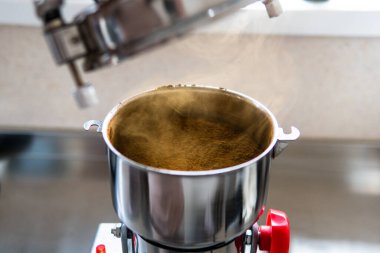 Pudralanmış Chaga mantar tozu. Çay demlemek için mantar mantarı.