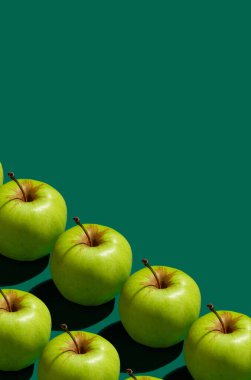 Katı yeşil arkaplanda yeşil elma deseni