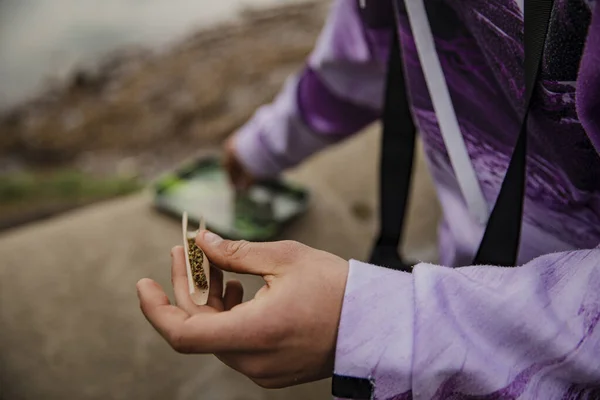 Hands Man Preparing Marijuana Cigarette Close — Stok fotoğraf