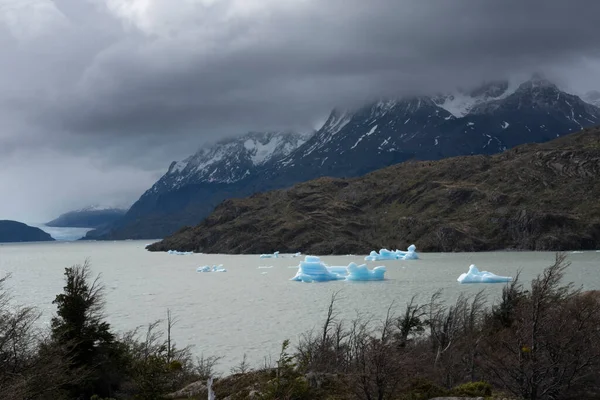 Айсерберы Плавают Озере Рядом Ледяным Полем Континента — стоковое фото