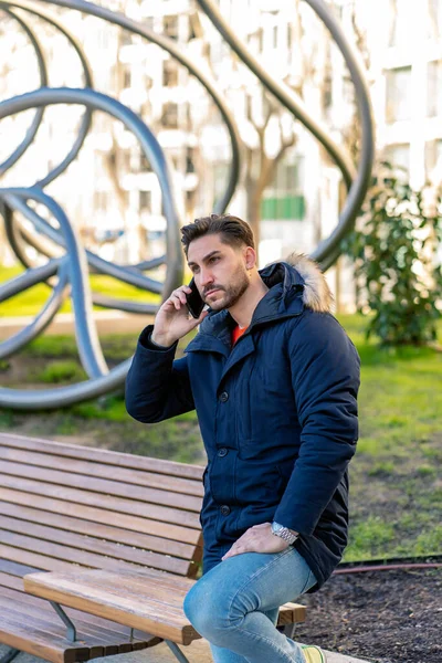 Elegant Young Man Talking His Smartphone — Stok fotoğraf