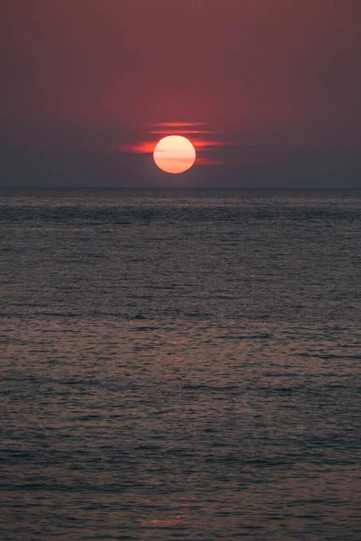 日没の数分前に地平線の雲の中で太陽が退色します ペタニビーチ ケファロニア島 イオニア海 ギリシャ — ストック写真