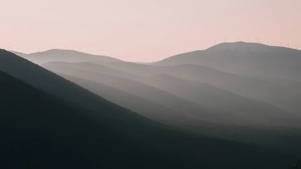 希腊爱奥尼亚群岛Kefalonia山脉山顶的风车在日落时分朦胧朦胧 — 图库照片