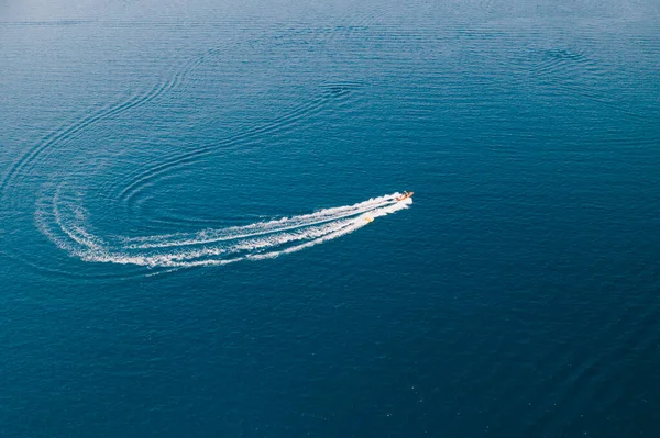 Motorówka Pączkami Sporty Wodne Dołączone Antisamos Plaży Kefalonia Morze Jońskie — Zdjęcie stockowe