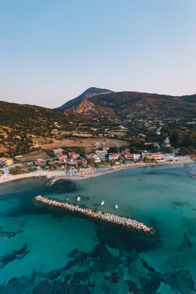 Güneş doğarken Katelios köyü limanı ve sahili havadan, Kefalonia, İyon Denizi, Yunanistan