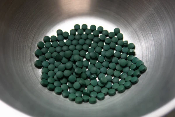 Eine Große Anzahl Von Spirulina Tabletten Auf Metallischem Hintergrund — Stockfoto