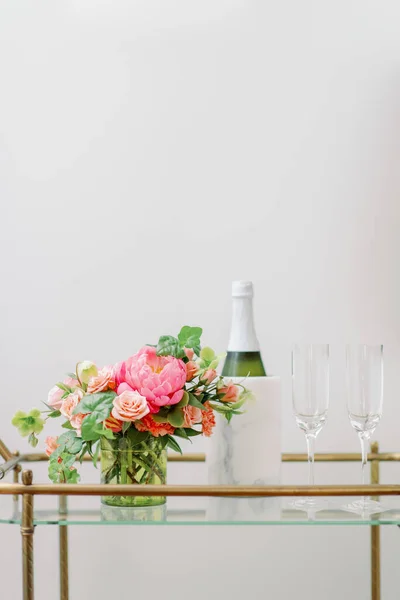 Pink Flowers Bar Cart Champagne Bottle Two Glasses — Stok fotoğraf