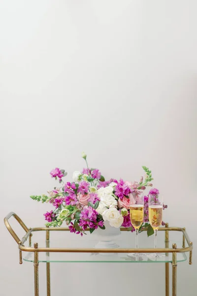 Purple Flower Centerpiece Bar Cart Champagne Flutes — Stok fotoğraf