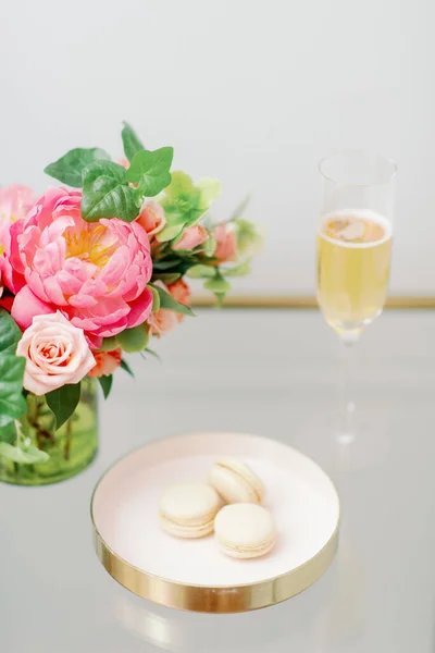 Pink Peach Flowers Vanilla Macarons Glass Champagne — Stok fotoğraf