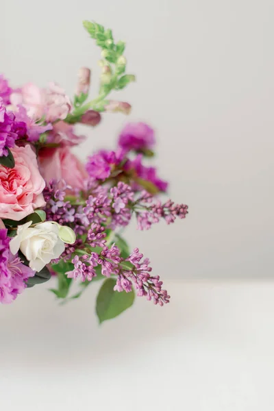 ライラックと紫の春の花を閉じ込めて — ストック写真