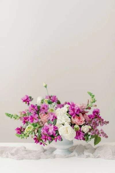 春の花の中心に紫色のライラックとピンクのバラ — ストック写真