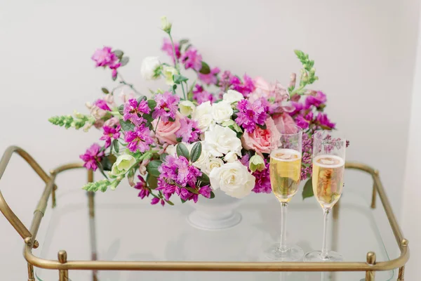 带香槟酒杯的紫色和白色花朵摆放在酒吧推车上 — 图库照片