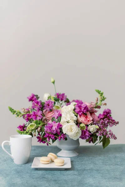紫色の花とバニラマカロン — ストック写真