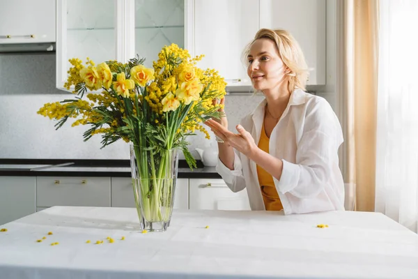 Жінка Букетом Жовтих Весняних Квітів — стокове фото