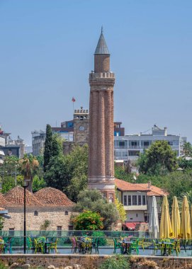 Antalya, Türkiye 19.07.2021. Türkiye 'nin Antalya kentindeki Yivli Minare Camii veya Alaaddin Camii, güneşli bir yaz gününde
