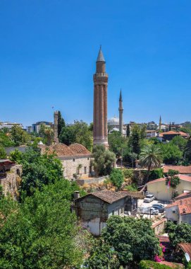 Antalya, Türkiye 19.07.2021. Türkiye 'nin Antalya kentindeki Yivli Minare Camii veya Alaaddin Camii, güneşli bir yaz gününde