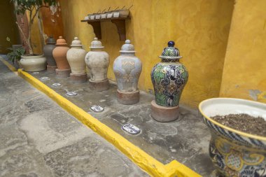 Talavera yaratma sürecinin farklı aşamaları