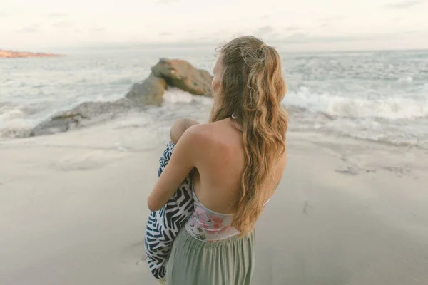Мама Дитина Стоять Пляжі Під Час Заходу Сонця Каліфорнії — стокове фото