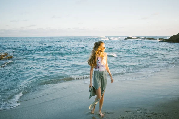 Woman Wearing Dress Walking Sand Next Ocean Laguna Beac —  Fotos de Stock