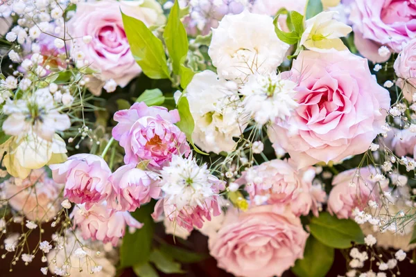 結婚式のレセプションでカラフルな高砂の花のクローズアップ — ストック写真