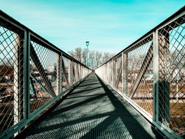 Eski liman, terk edilmiş binalar, köprüler, Strasbourg 'daki evlerin duvarlarına grafiti. Fransa