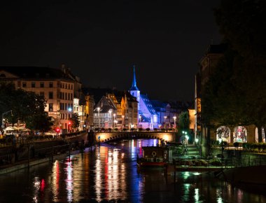 Strasbourg 'un aydınlatılmış yeni güzel binalarının gece fotoğrafları. Fransa