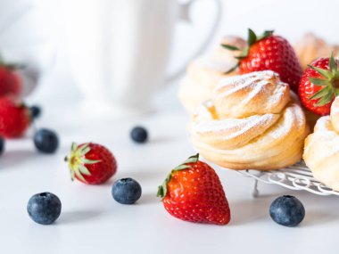 Pudra şekerli profiterol ve taze böğürtlen..