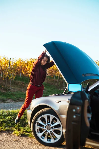 Beautiful Girl Car Broken Field Retro Convertible Open Hood — Fotografia de Stock