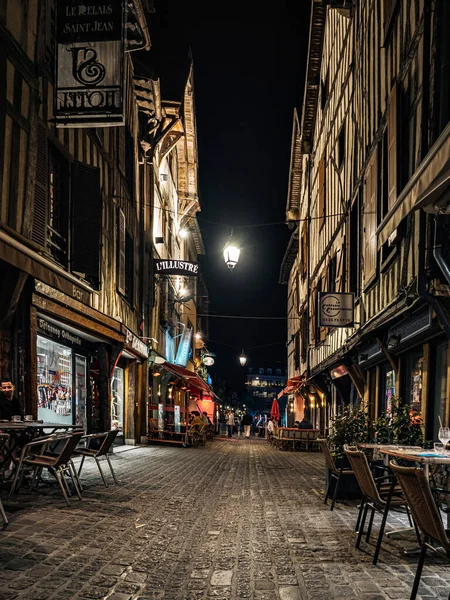 Eski Fransız şehri Troyes 'in gece manzarası. Fransa 'nın eski, sıcacık bir kasabası.