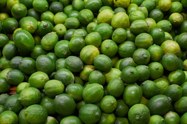 Gröna Citroner Som Släpps Hylla För Försäljning Marknad — Stockfoto
