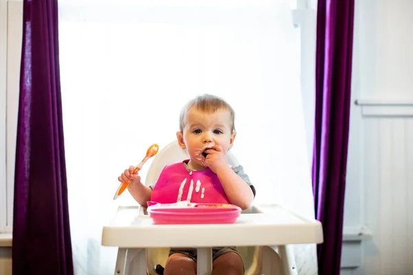 Baby Pink Bib Eating Yogurt Messily — Foto Stock