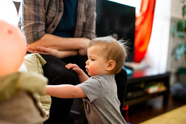 Toddler Reaches Something While Leaning Her Father — Fotografia de Stock