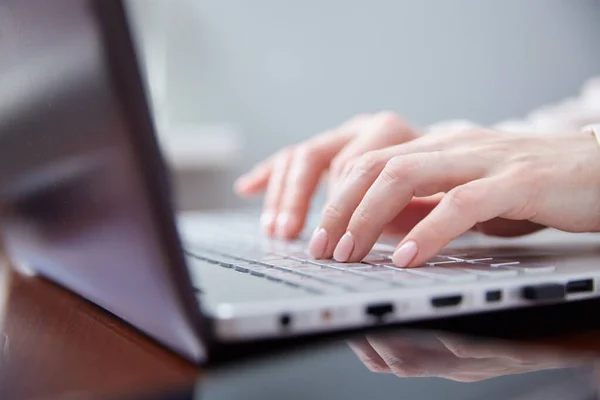 Vista Laterale Colpo Belle Mani Giovane Donna Occupato Lavorare Sul — Foto Stock