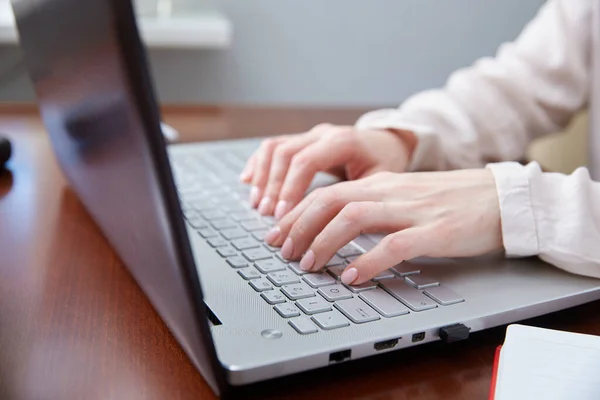 Close Female Hands Typing Keyboard — Foto Stock