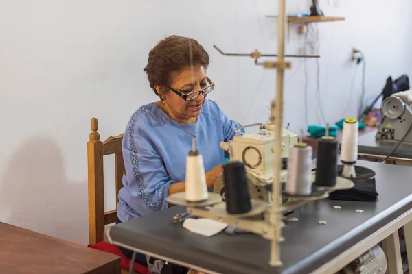 Latin Seamstress Sitting Her Workspace Using Sewing Machine —  Fotos de Stock