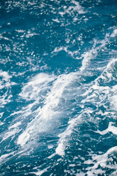 Vista Superior Del Agua Azul Del Océano Con Olas Rompiendo —  Fotos de Stock