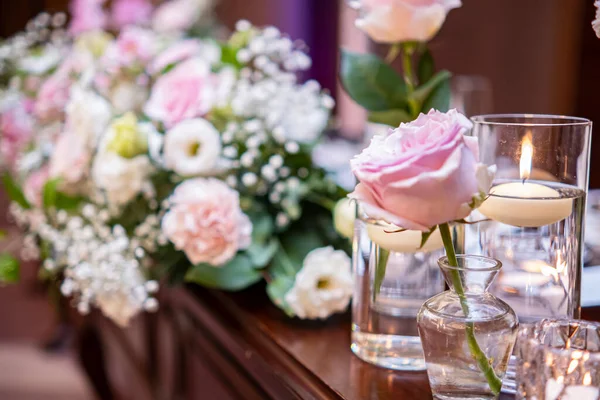 婚礼上一朵粉红的玫瑰 — 图库照片