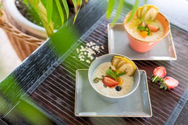 Ev yapımı tahıl gevreğiyle dolu bir kasede sağlıklı bir kahvaltı.