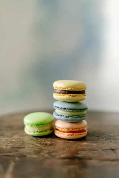 Stapel Macarons Auf Strukturiertem Holztisch — Stockfoto