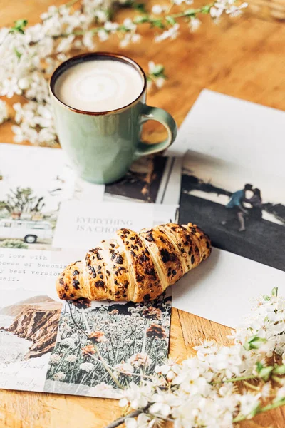 Croissant Com Chocolate Com Uma Xícara Cappuccino — Fotografia de Stock