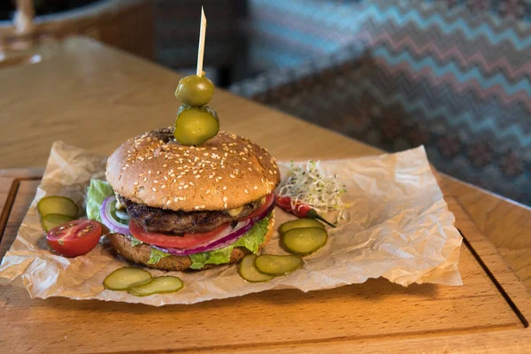 Burger Veal Lettuce Leaves Tomatoes Pickles — Zdjęcie stockowe