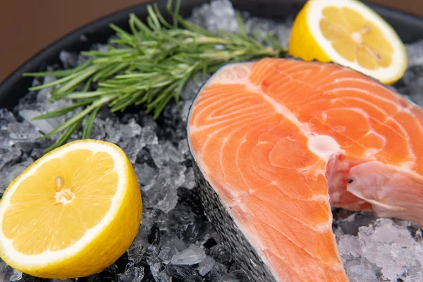 Buz tepsisinde limonlu somon