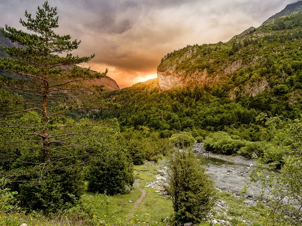 Ordesa Vadisi, manzara, şelaleler, at kuyruğu, kayıp dağ