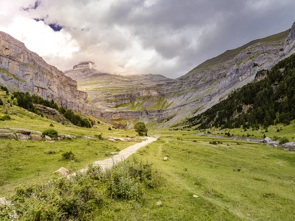 Ordesa Dal Landskap Vattenfall Häst Svans Förlorad Berg — Stockfoto