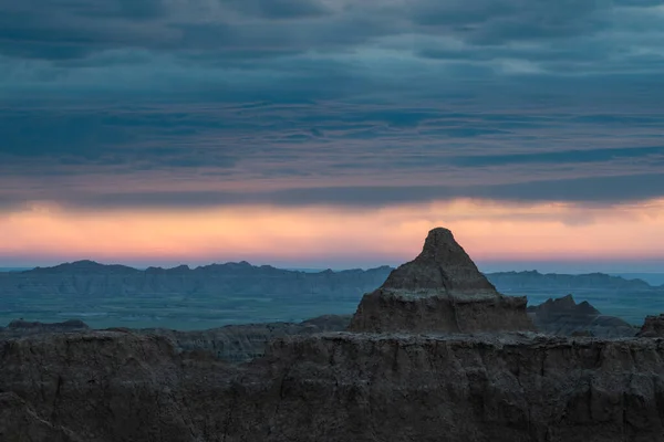 Sliver Sunrise Illuminate Peak Badlands National Park — Stockfoto